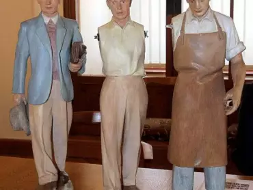 Nekvalitně restaurované figury orloje – zleva doprava Úředník, Flétnista a Kovář, říjen 2009. Foto Jiří Kopáč.